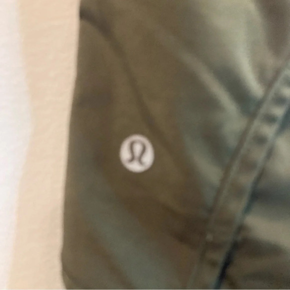 LULULEMON Sz 4 Speed  Up Shorts 2.5” Inseam Dark Olive Back Card Pocket Shorts - Picture 7 of 9